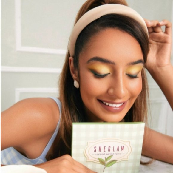 'Luv U So Matcha' Eyeshadow Palette - Picture 3 of 11